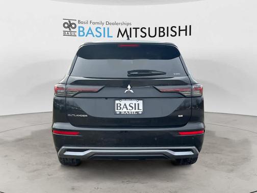 Labrador Black Pearl 2026 Mitsubishi Outlander SE 1.5T S-AWC