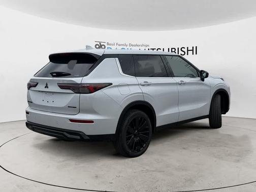 White Diamond 2026 Mitsubishi Outlander LE 1.5T S-AWC