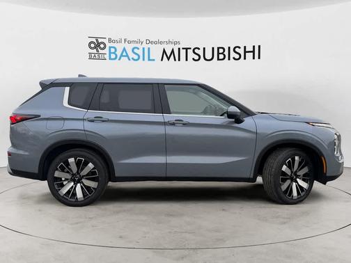 Moonstone Gray Metallic 2026 Mitsubishi Outlander SE 1.5T S-AWC