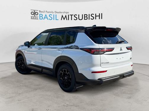 White Diamond With Black Roof 2026 Mitsubishi Outlander Trail Edition S-AWC