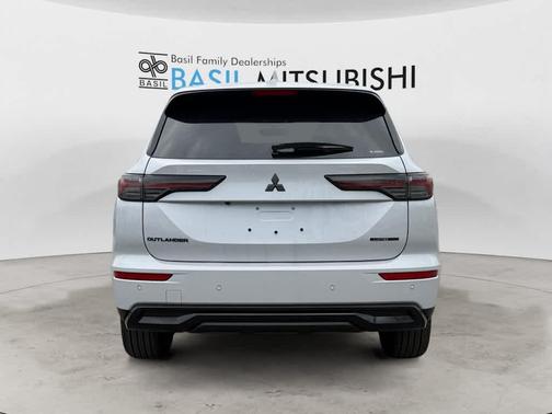 White Diamond 2026 Mitsubishi Outlander LE S-AWC