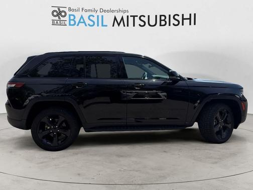 Diamond Black Crystal Pearl 2024 Jeep Grand Cherokee Limited