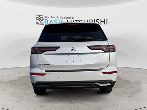 White Diamond 2026 Mitsubishi Outlander ES 1.5T S-AWC