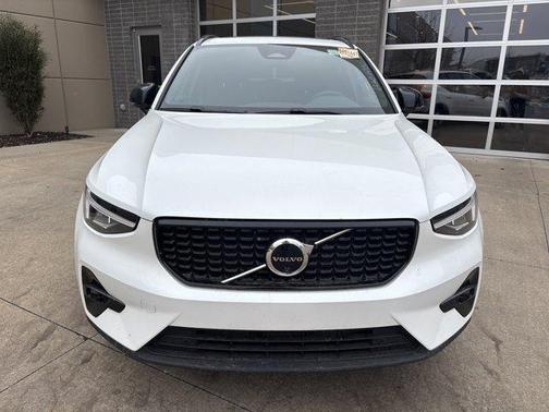 2025 Volvo XC40 B5 Plus Dark Theme