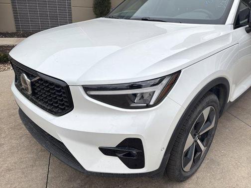 2025 Volvo XC40 B5 Plus Dark Theme