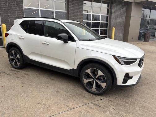 2025 Volvo XC40 B5 Plus Dark Theme