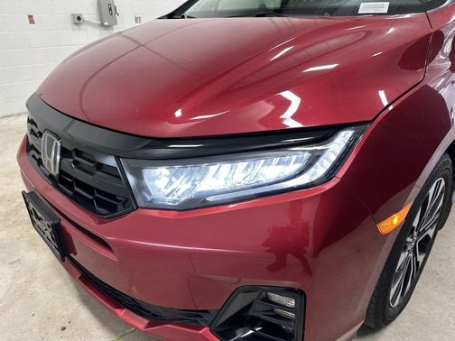 Radiant Red Metallic II 2025 Honda Odyssey Elite