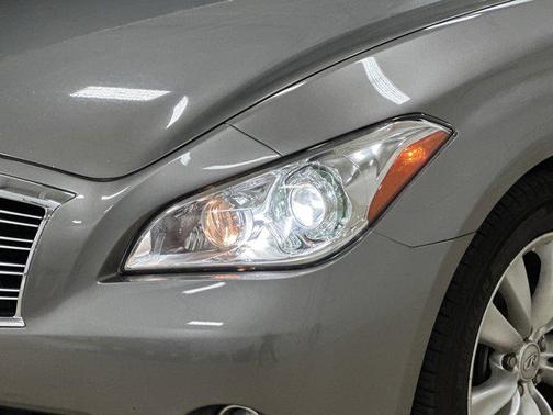 2011 INFINITI M56x Base