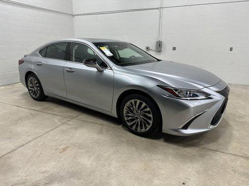 2025 Lexus ES 300h Luxury