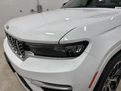 Bright White Clearcoat 2023 Jeep Grand Cherokee Summit