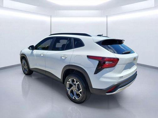 Summit White 2025 Chevrolet Trax LT