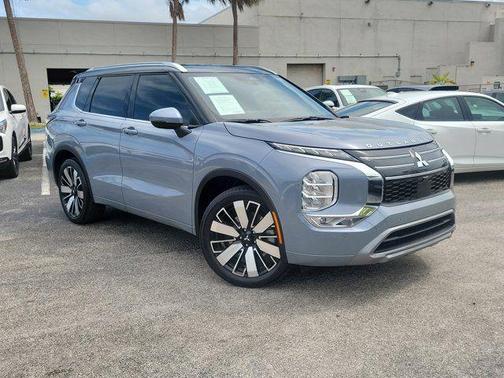 Moonstone Gray / Black Roof 2025 Mitsubishi Outlander SEL
