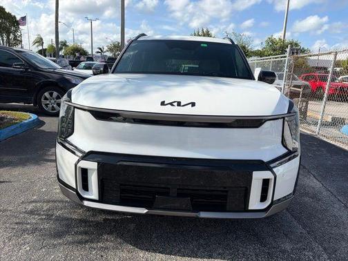 Snow White Pearl 2024 Kia EV9 GT-Line