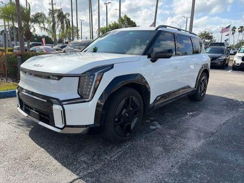 Snow White Pearl 2024 Kia EV9 GT-Line