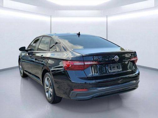 Deep Black Pearl Effect 2022 Volkswagen Jetta 1.5T SE