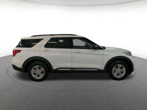 Star White Metallic Tri-Coat 2022 Ford Explorer XLT