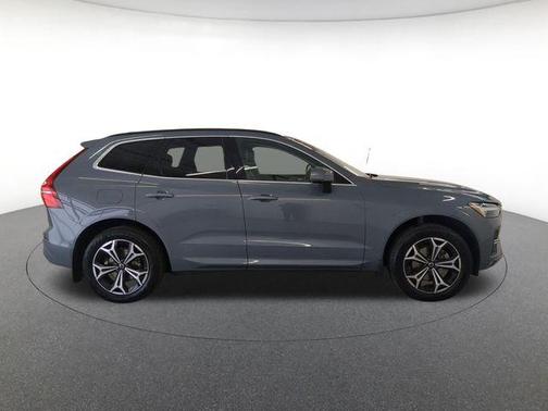 Thunder Grey Metallic 2022 Volvo XC60 B5 Momentum