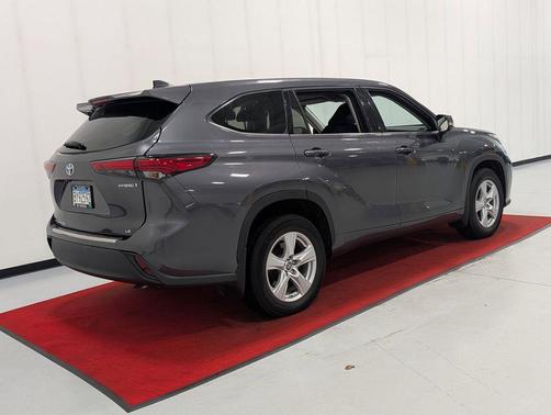 Magnetic Gray Metallic 2022 Toyota Highlander Hybrid LE
