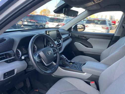 2022 Toyota Highlander LE