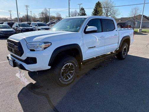 White 2022 Toyota Tacoma SR5