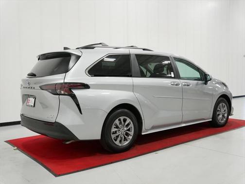 2024 Toyota Sienna XLE 7 Passenger