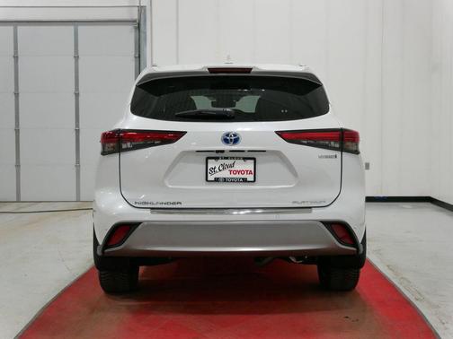 2022 Toyota Highlander Hybrid Platinum