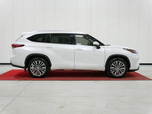 2022 Toyota Highlander Hybrid Platinum