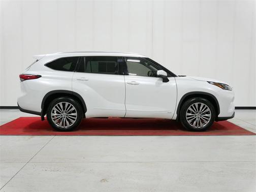 2022 Toyota Highlander Hybrid Platinum