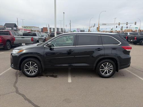 Midnight Black Metallic 2018 Toyota Highlander XLE