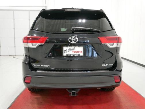 Midnight Black Metallic 2018 Toyota Highlander XLE