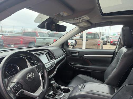 Midnight Black Metallic 2018 Toyota Highlander XLE