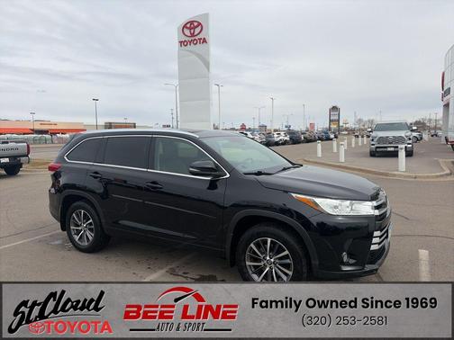 Midnight Black Metallic 2018 Toyota Highlander XLE
