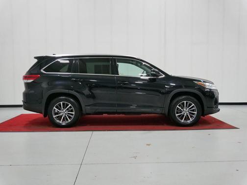 Midnight Black Metallic 2018 Toyota Highlander XLE