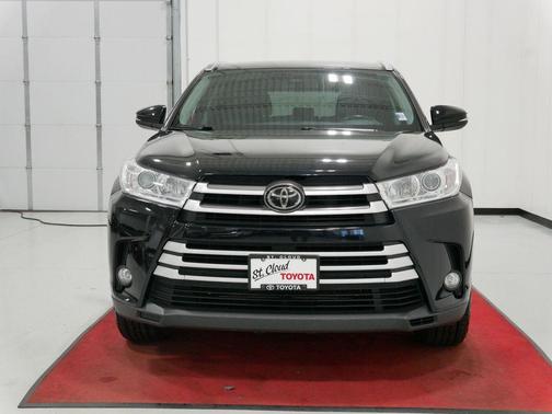 Midnight Black Metallic 2018 Toyota Highlander XLE