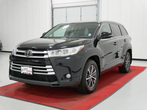 Midnight Black Metallic 2018 Toyota Highlander XLE