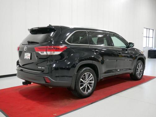 Midnight Black Metallic 2018 Toyota Highlander XLE