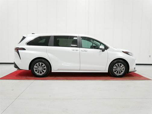 2023 Toyota Sienna XLE