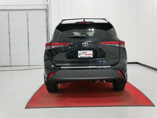 Midnight Black Metallic 2023 Toyota Highlander L