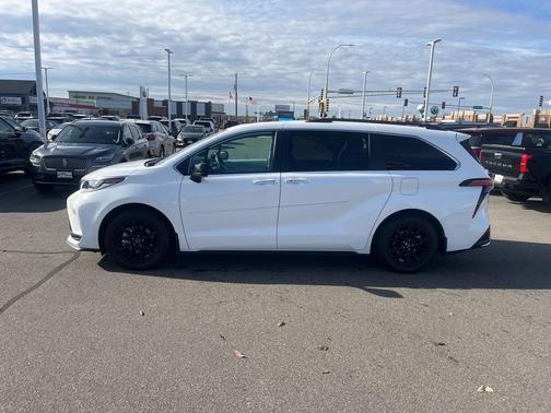 2022 Toyota Sienna XSE 7 Passenger