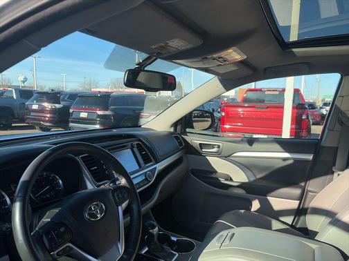 Silver Sky Metallic 2015 Toyota Highlander XLE