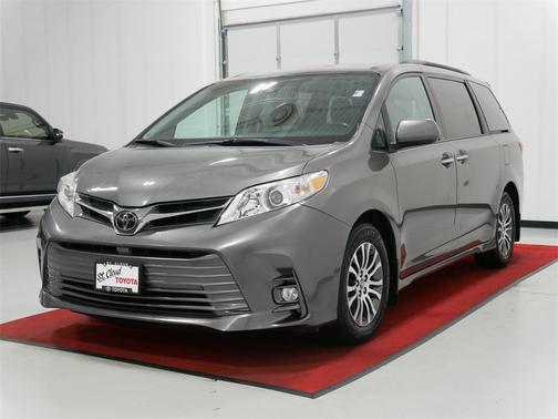 2018 Toyota Sienna XLE