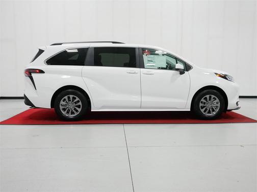 2025 Toyota Sienna LE