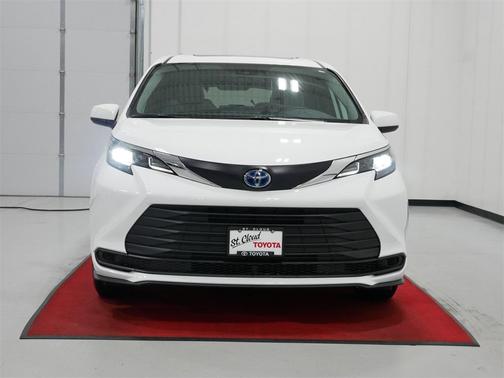 2025 Toyota Sienna LE