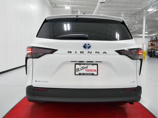 2025 Toyota Sienna LE