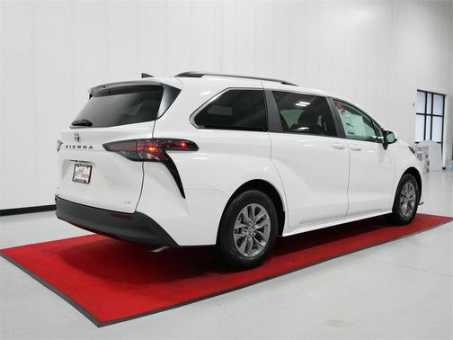 2025 Toyota Sienna LE