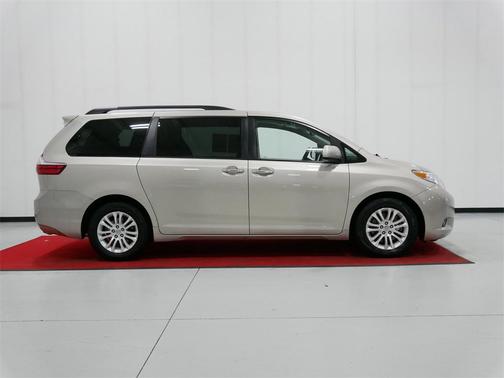 2017 Toyota Sienna XLE