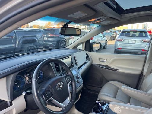 2017 Toyota Sienna XLE
