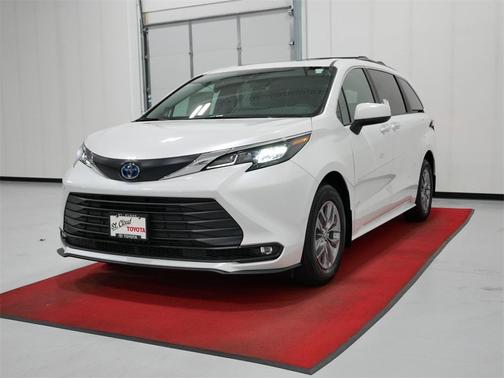 2025 Toyota Sienna XLE