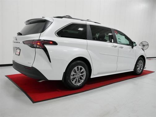 2025 Toyota Sienna XLE