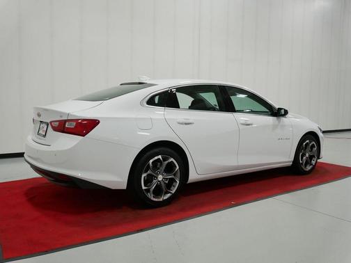 Summit White 2024 Chevrolet Malibu FWD 1LT
